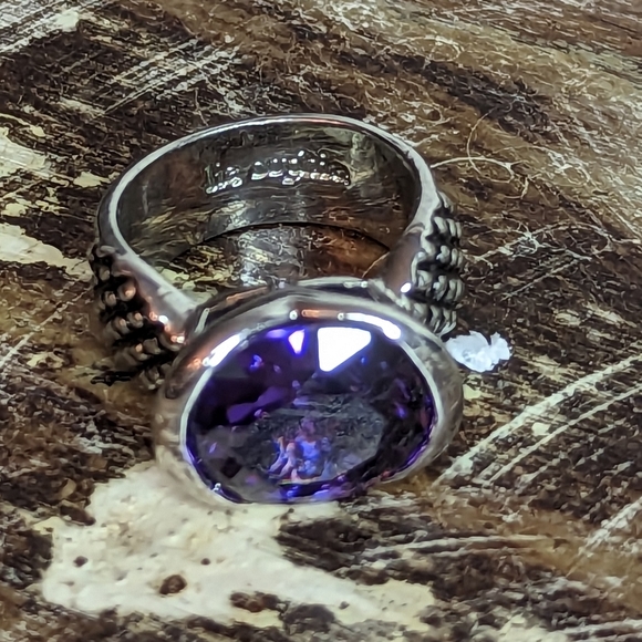 Elegant Purple Gemstone Ring - Picture 4 of 7